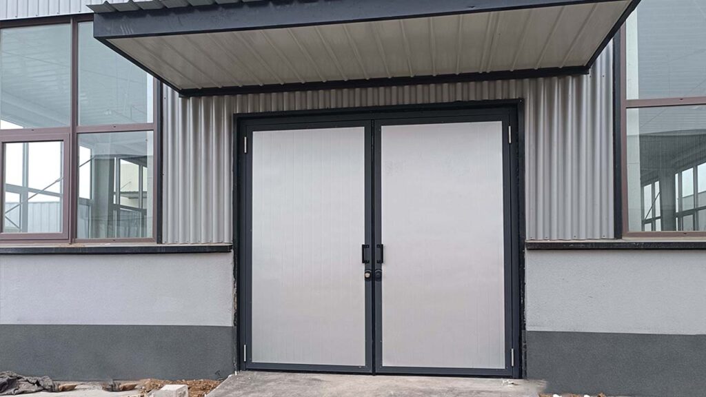 Workshop swing door 